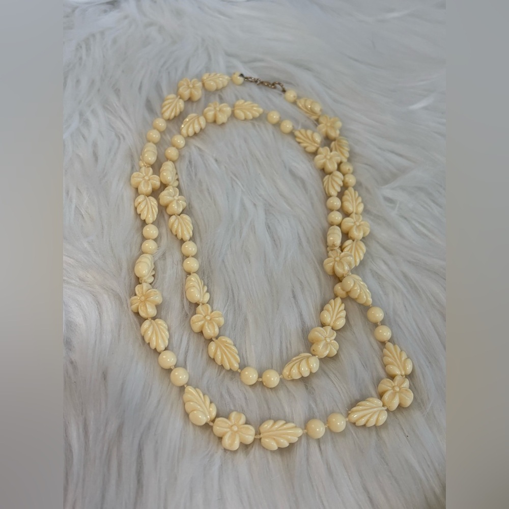 Vintage Cream Floral Carved Long plastic Necklace - Picture 7 of 7